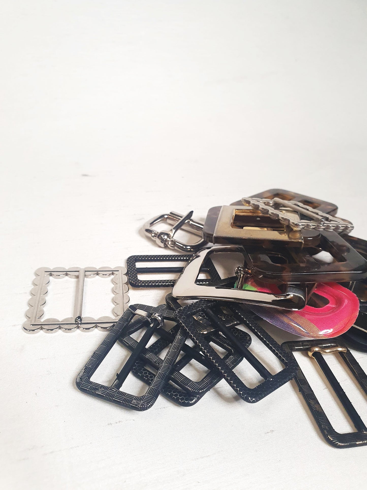 Buckles, Mix