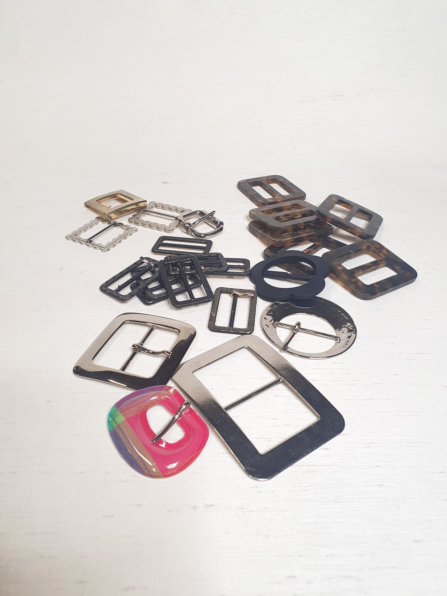 Buckles, Mix