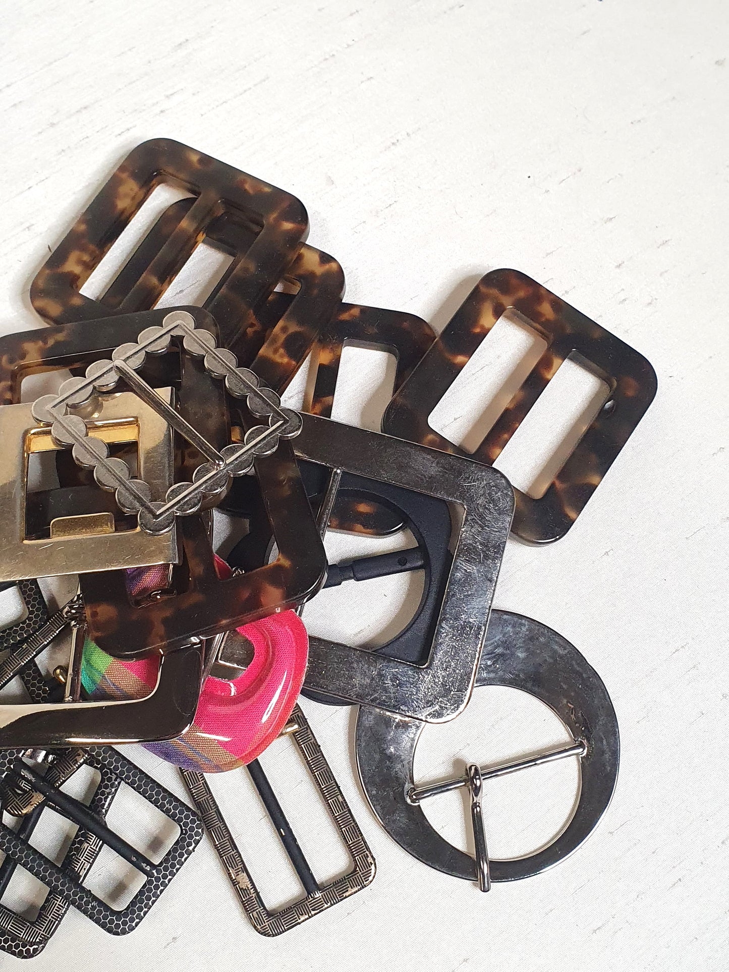 Buckles, Mix