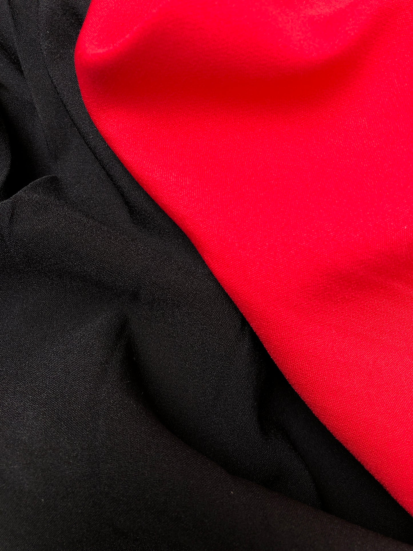 A close-up hopsack fabric in red and black