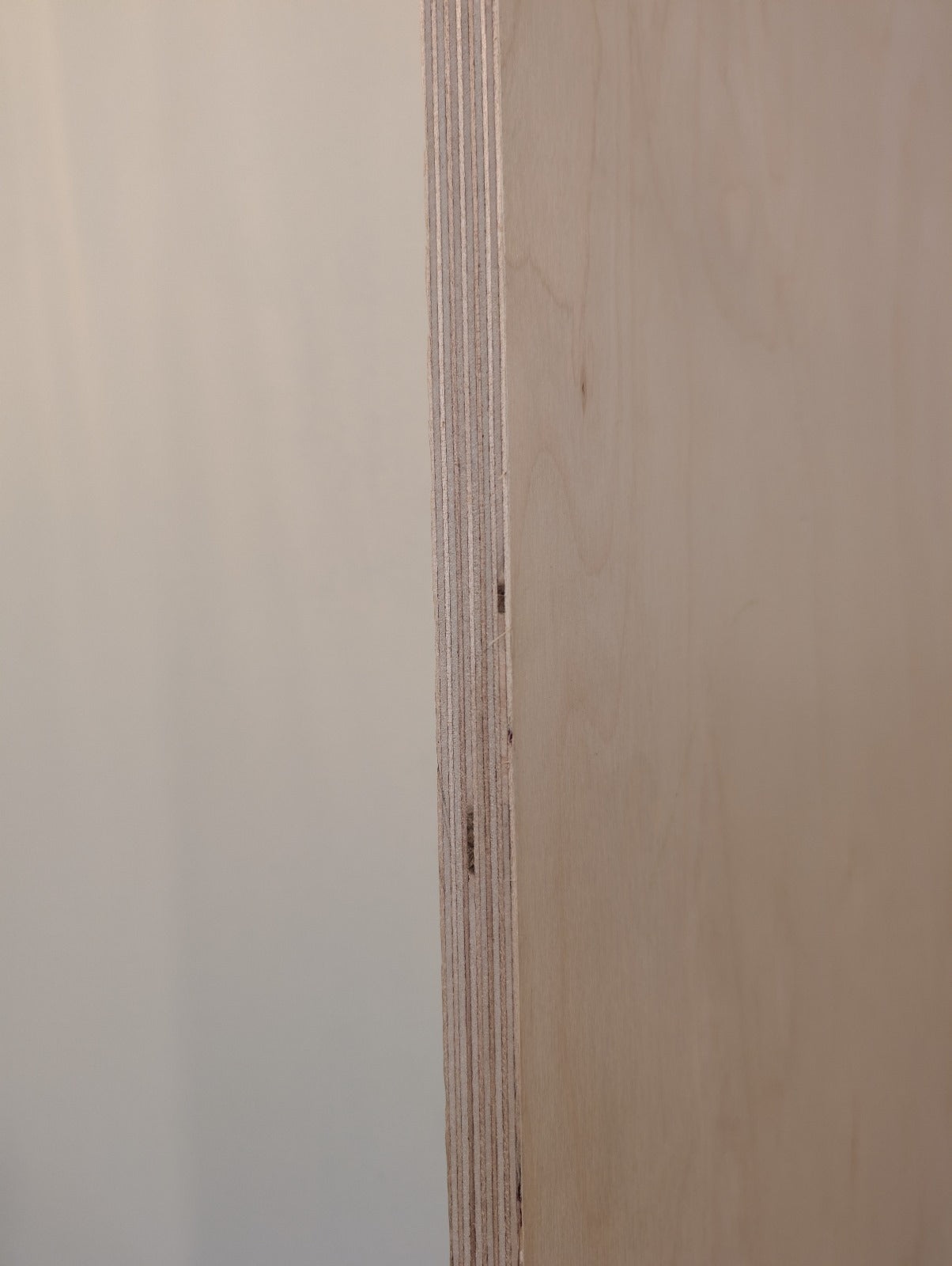 A close up side shot of the birch plywood sheet showing the different layers.
