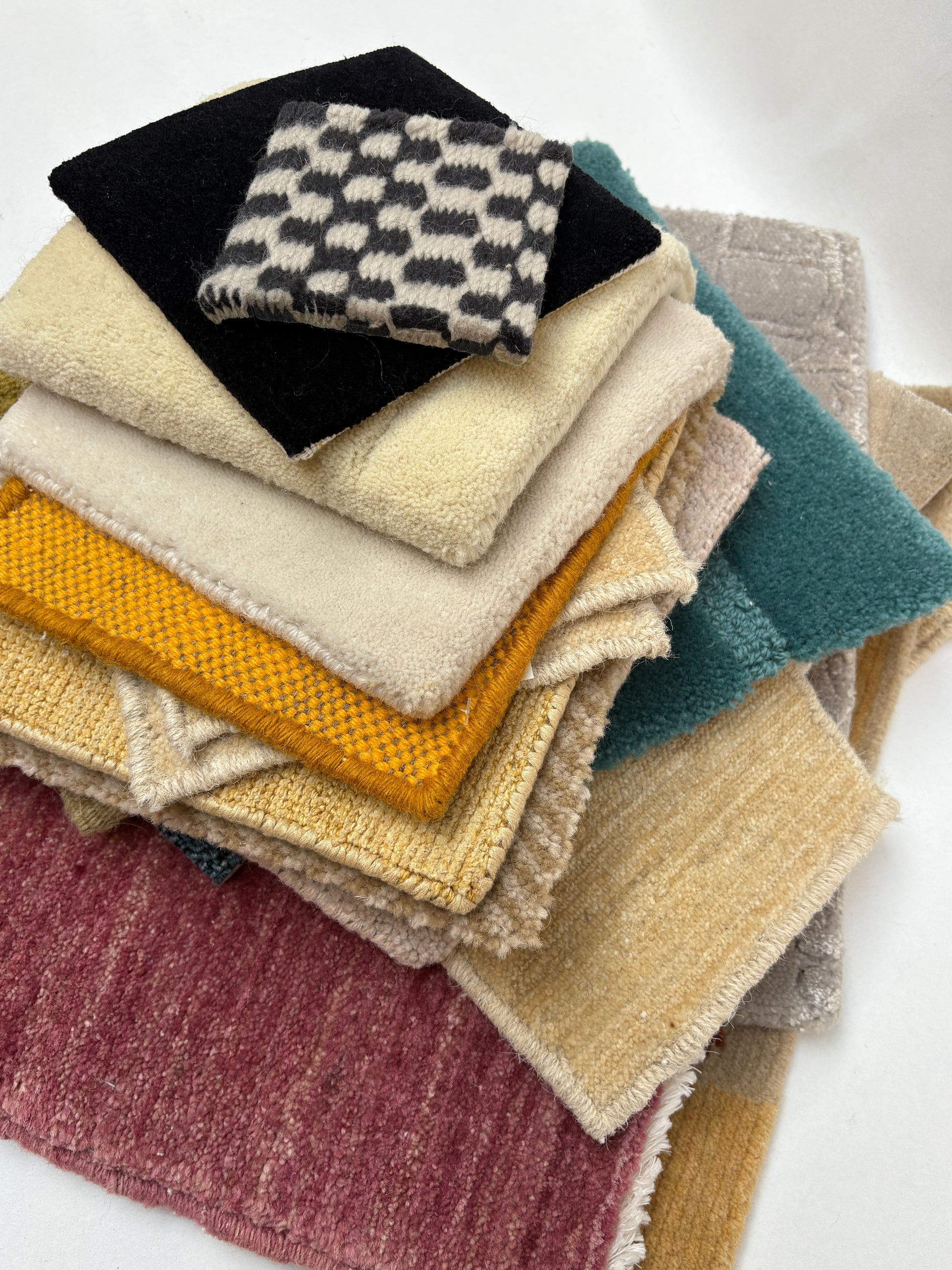 Close-up views show mixed material samples in different colours