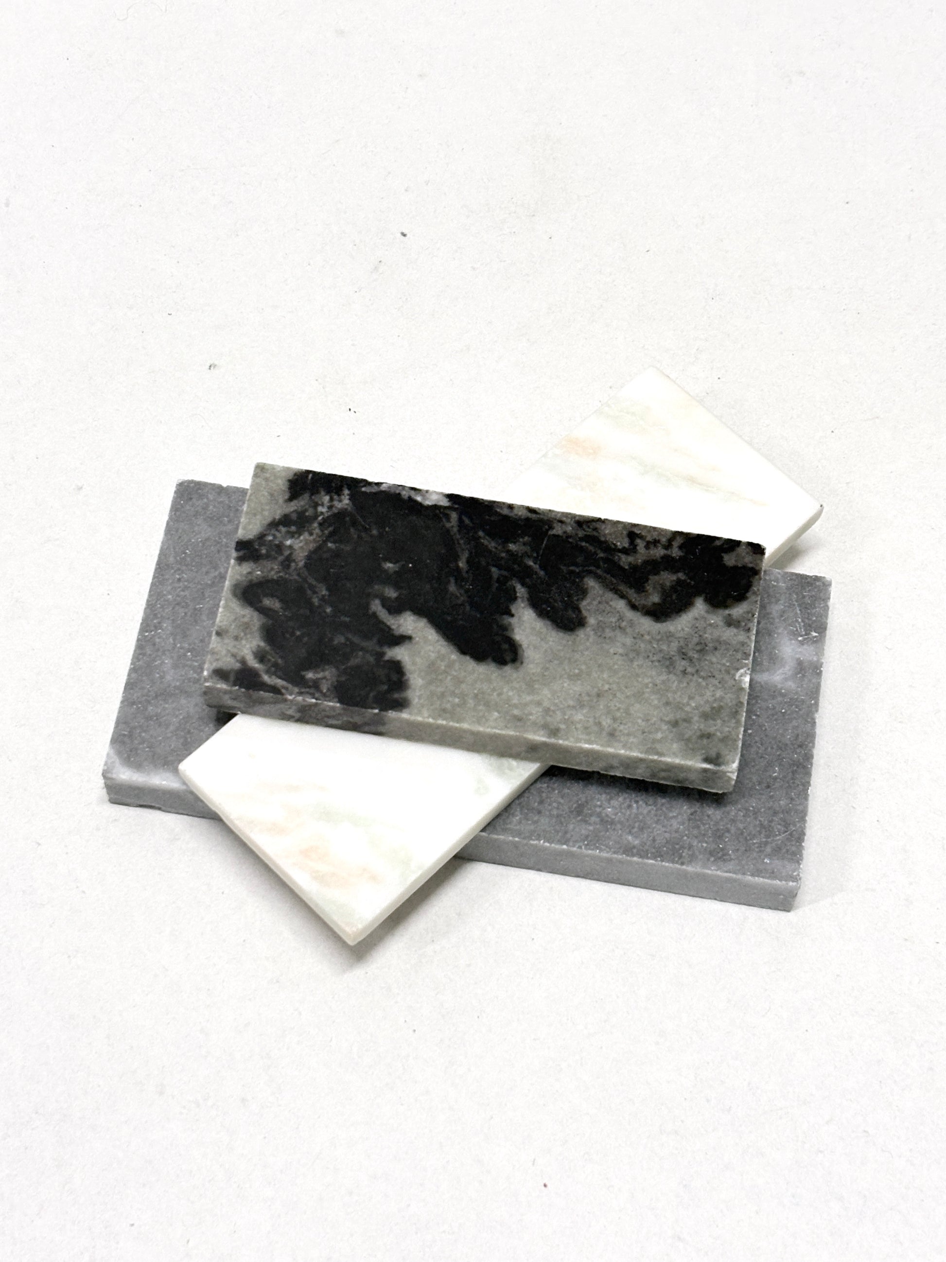 Mixed stone-look sample pieces are shown in stacked and flat layouts