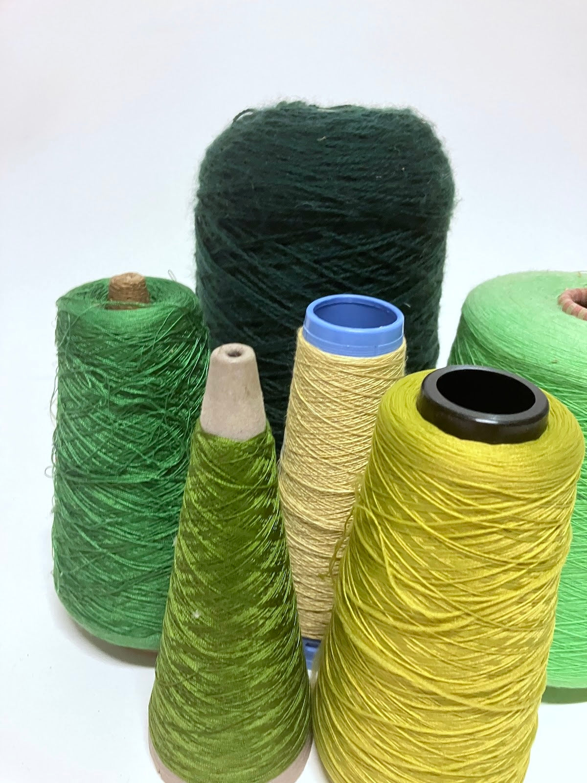 Close-up views show green thread cones in different sizes