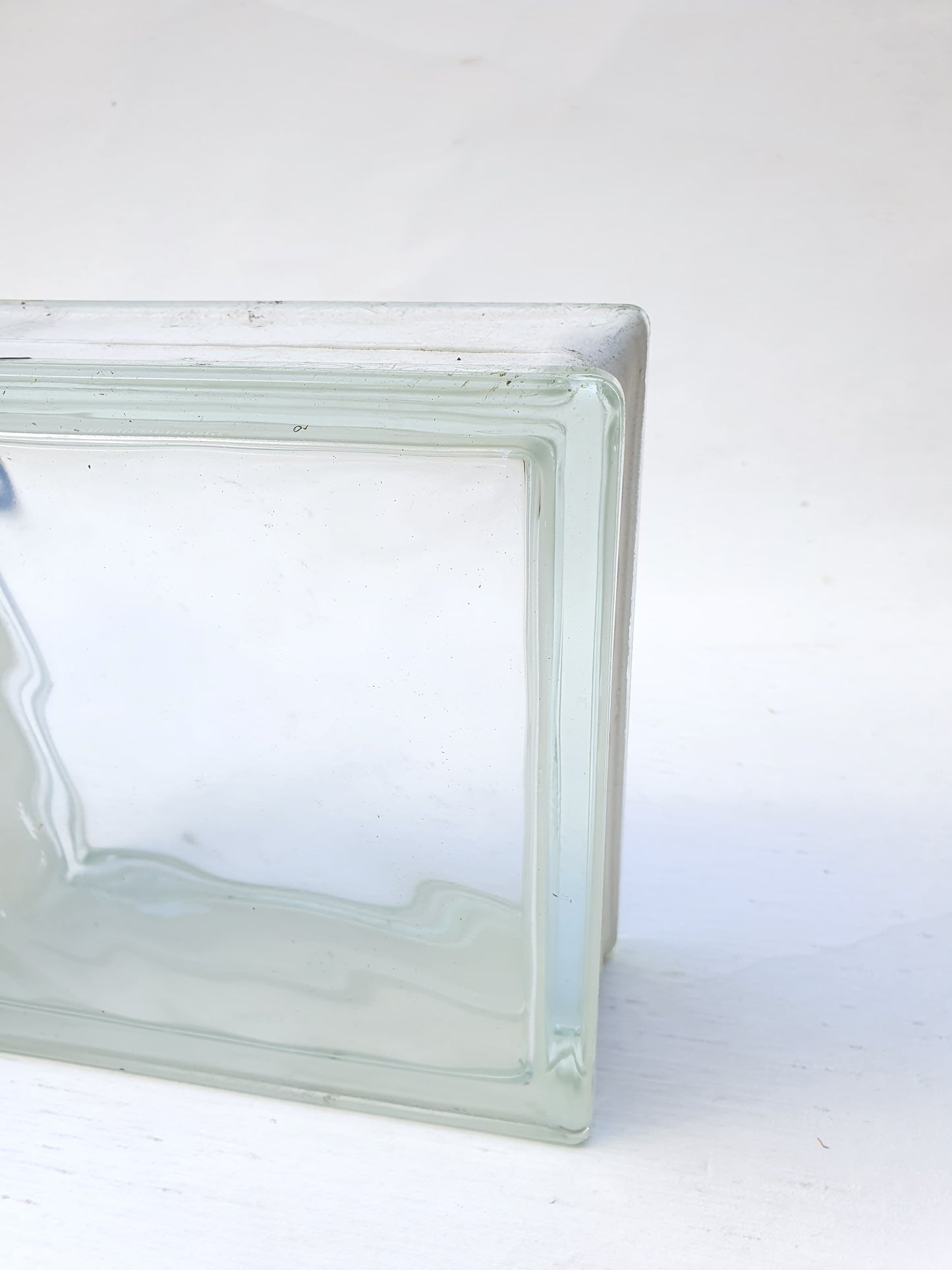 A white glass brick block
