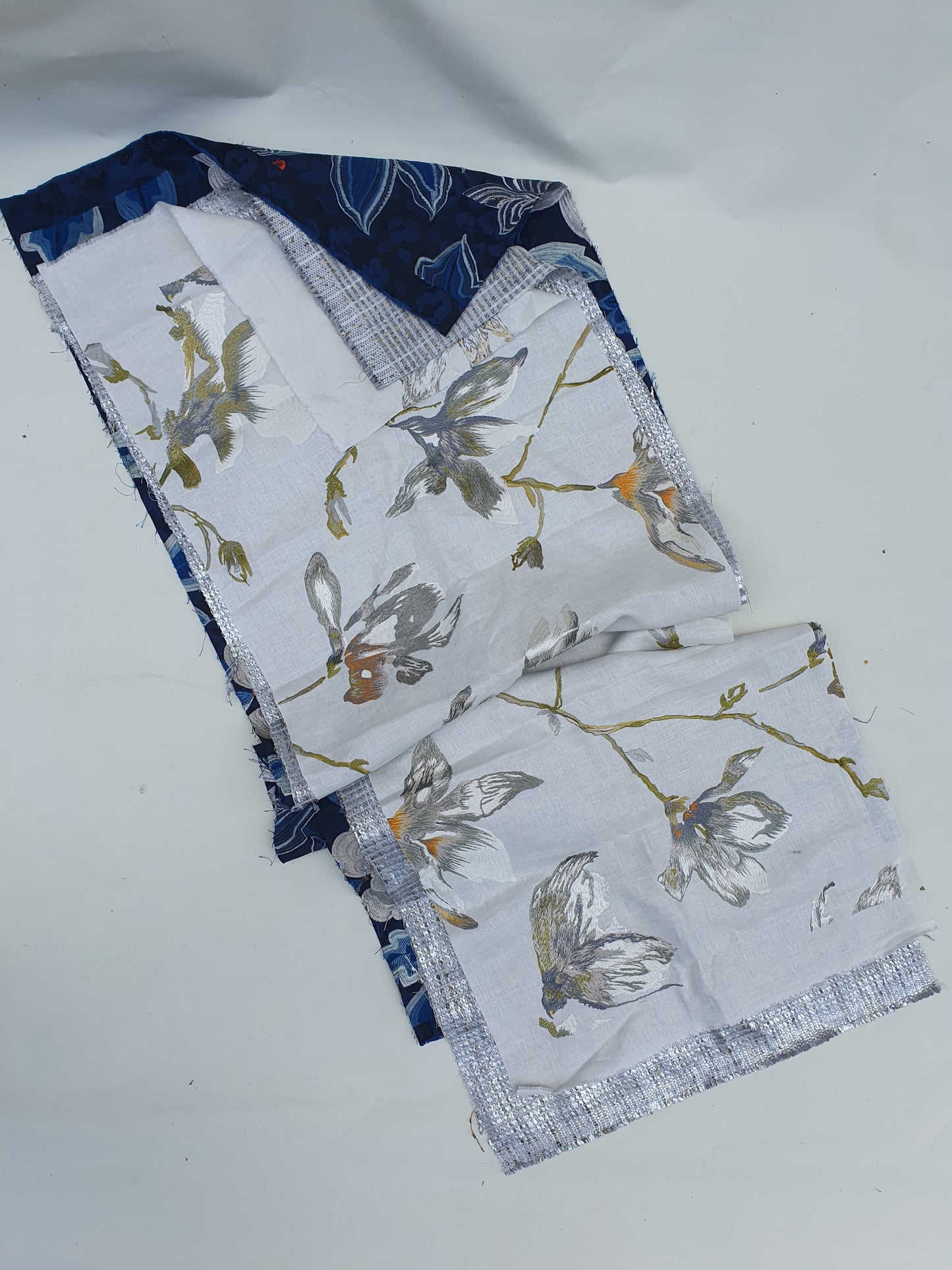 Unfolded flower-patterned fabric with a thin texture 