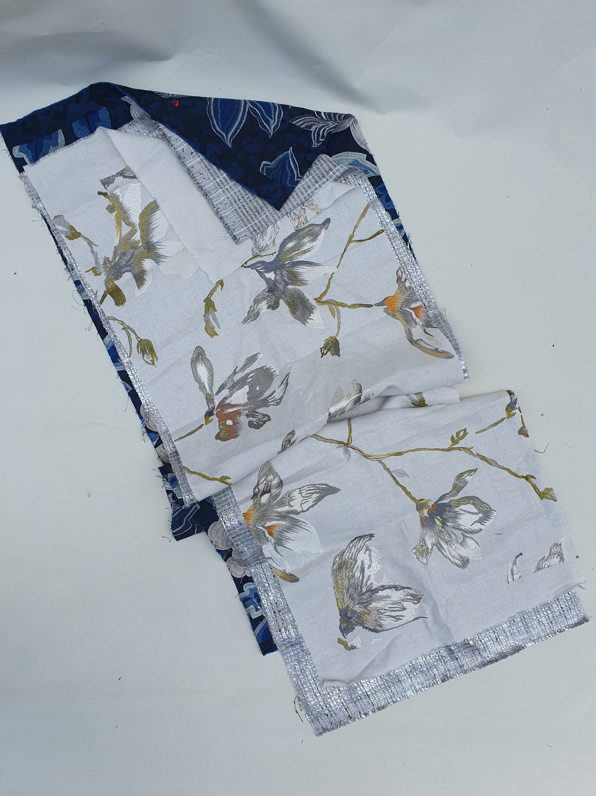 Unfolded flower-patterned fabric with a thin texture 