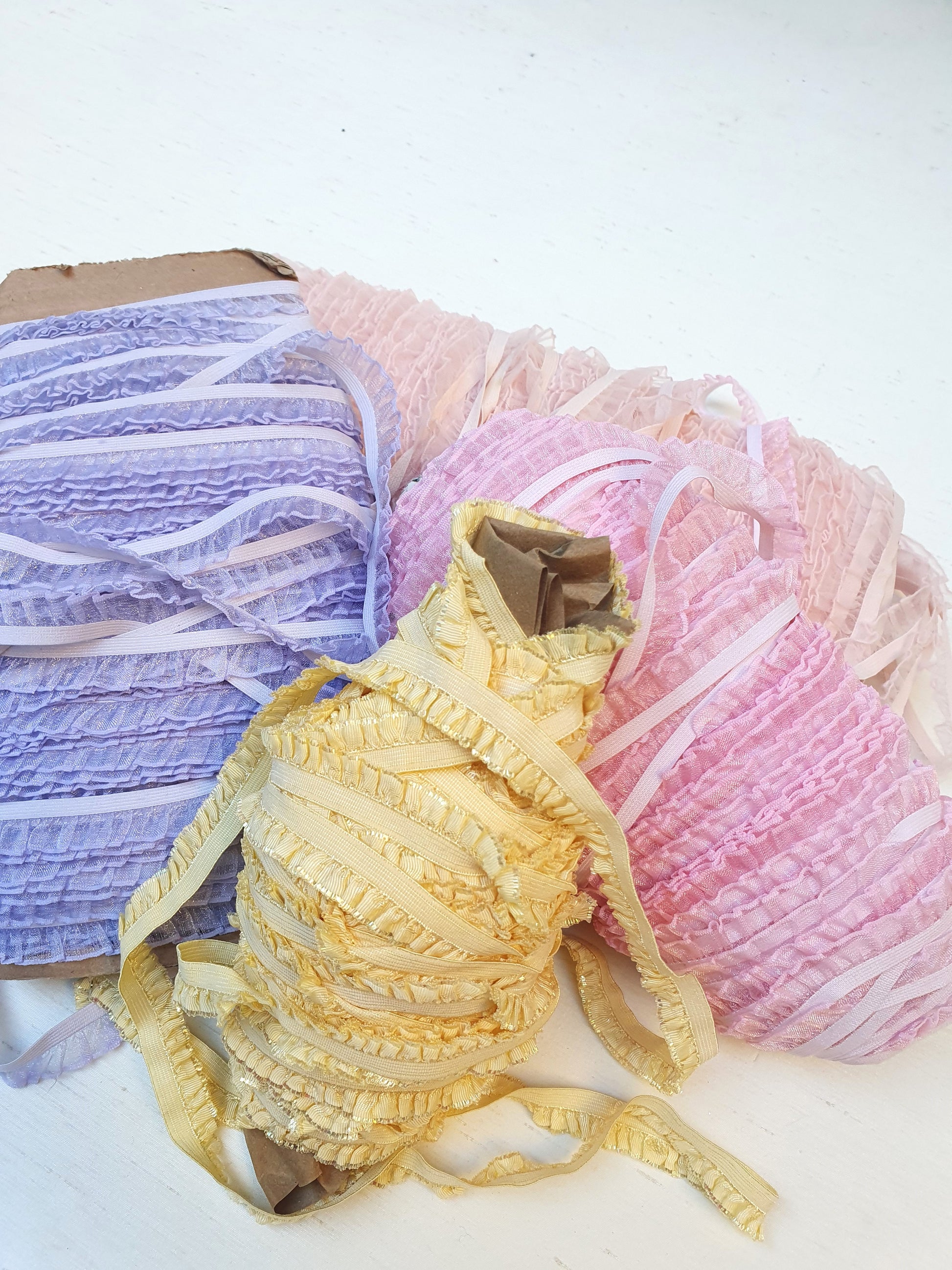 4 different pastel coloured piping trim laces