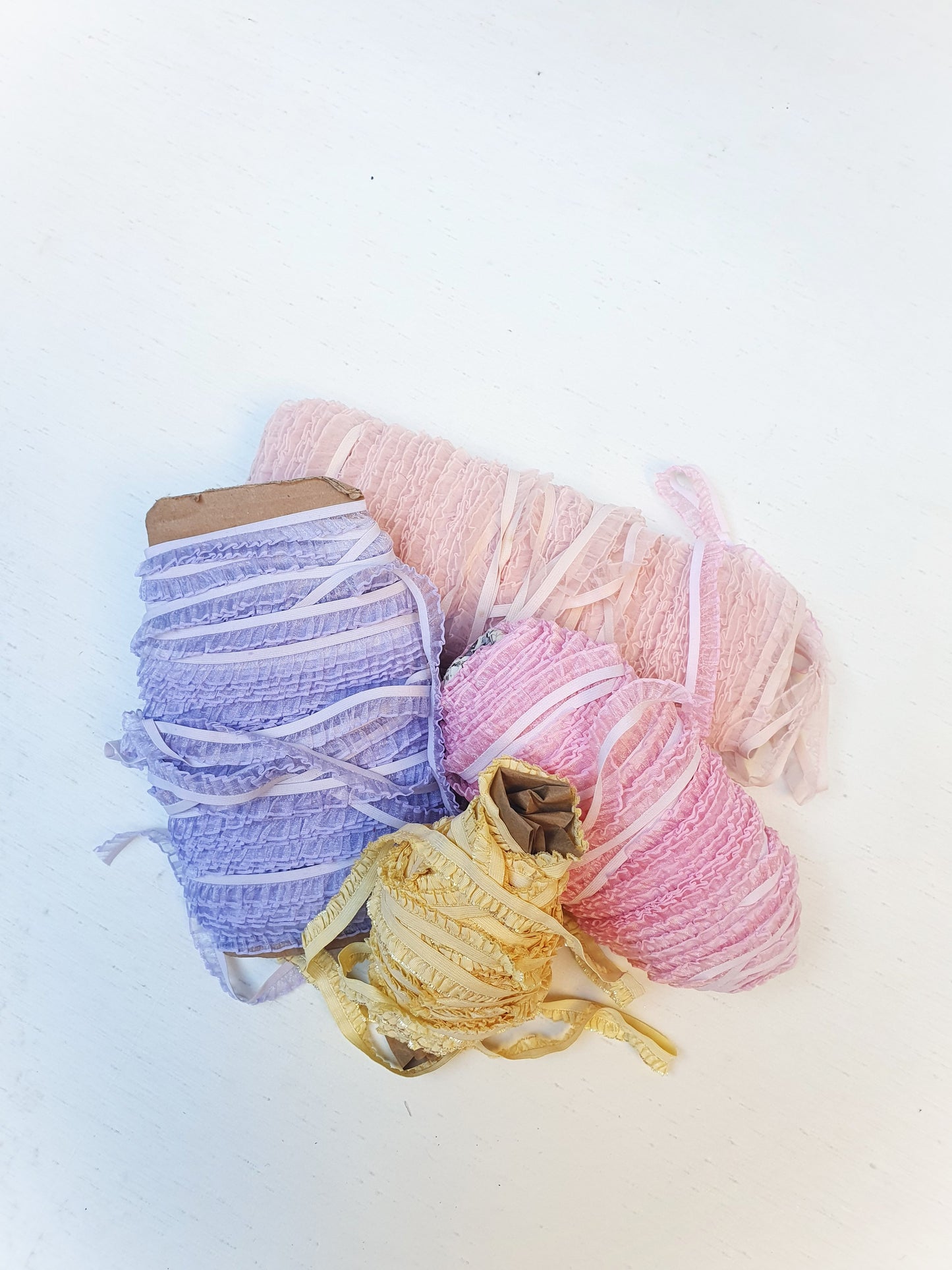 4 different pastel coloured piping trim laces